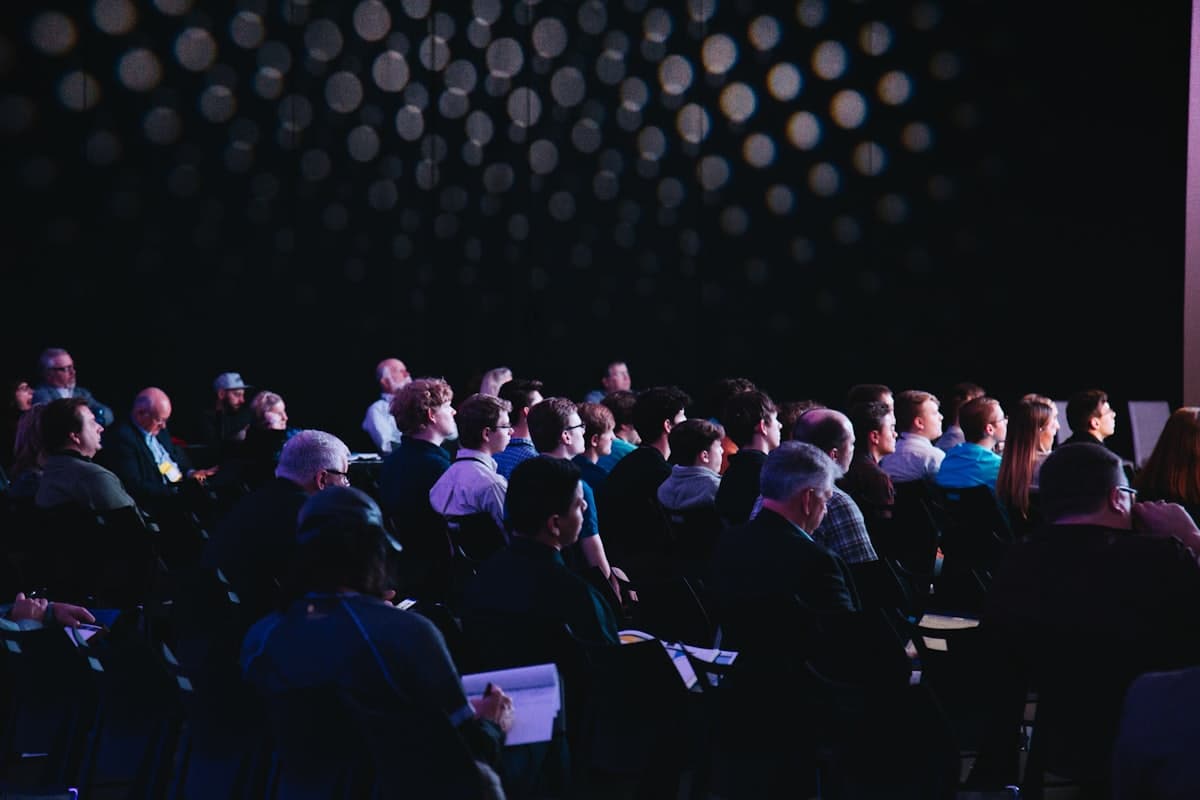 Audience lors d'une conférence tech, vue de dos