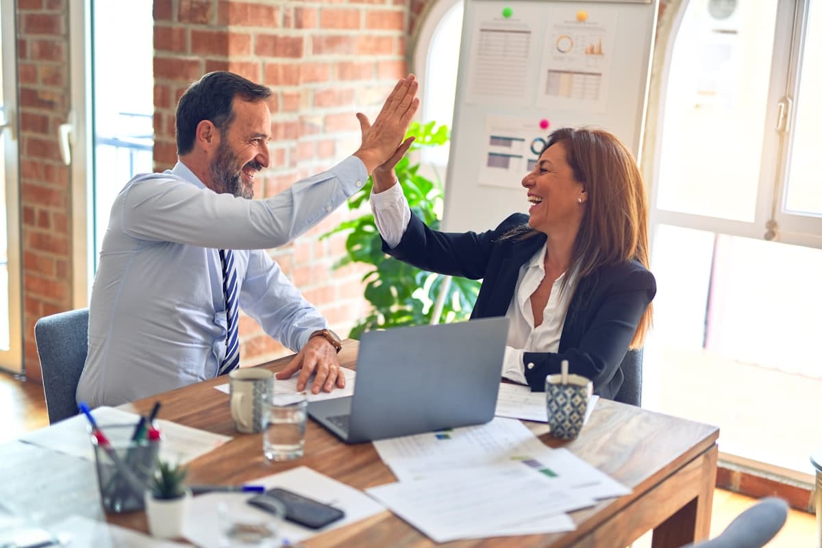 Professionnel dans un bureau lumineux, bras croisés, souriant